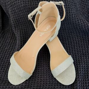 TOP Moda Cream Sandals with Ankle Strap and Flat Sole Size 10‎